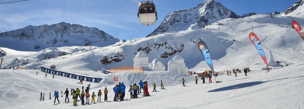 Wintersport; skiënde mensen bij een skilift