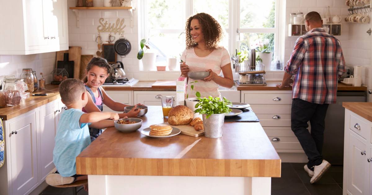 Familie die thuis samen ontbijt eet in de keuken