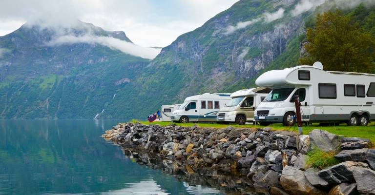 Vakantie camper aan het water