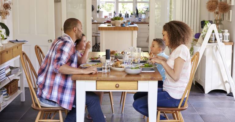 Familie aan tafel