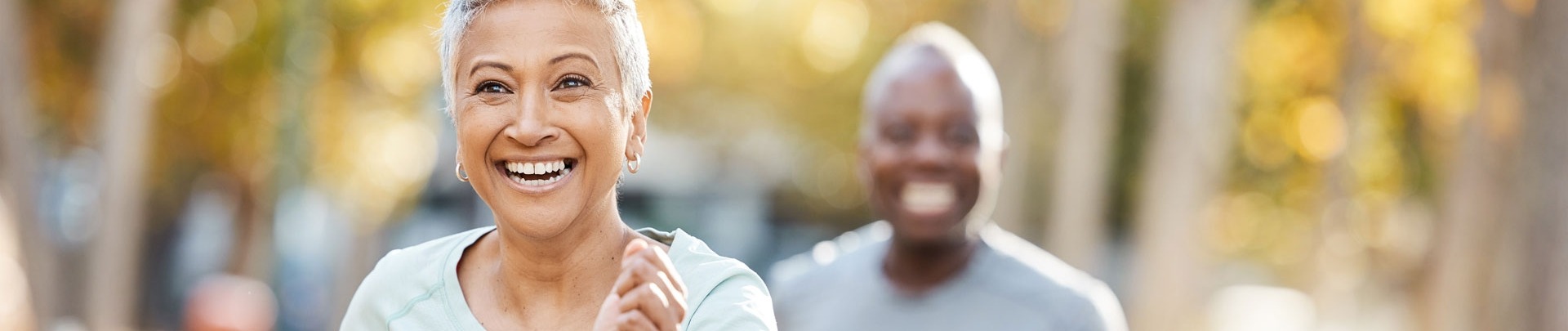 een oudere vrouw die samen met een ander aan het hardlopen is