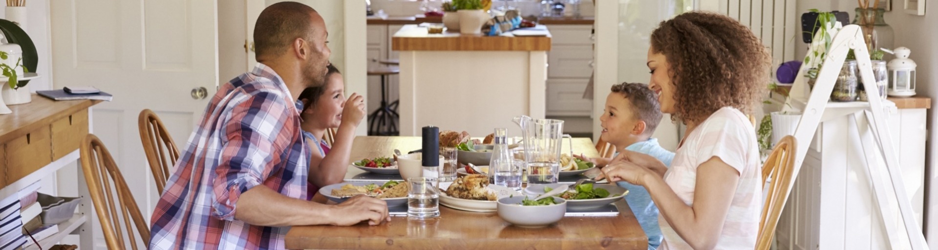 Familie aan tafel