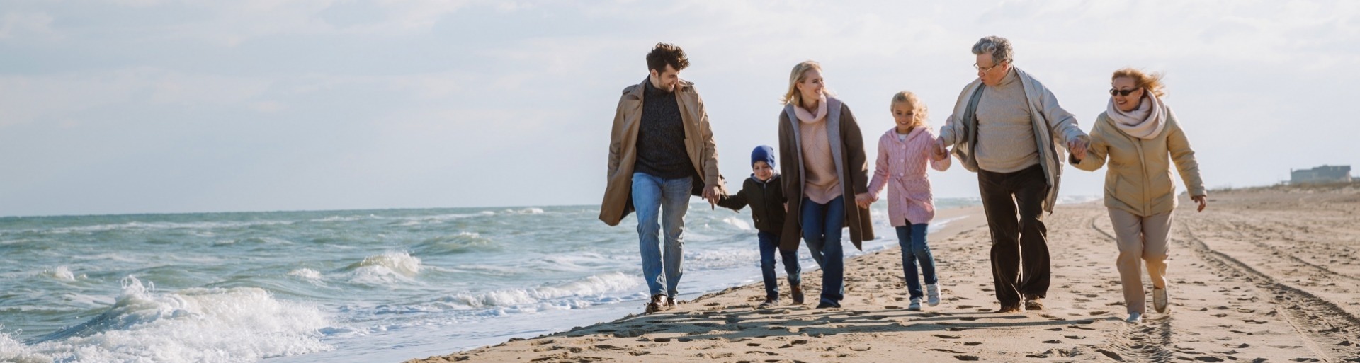 Gezin aan het strand in de herfst