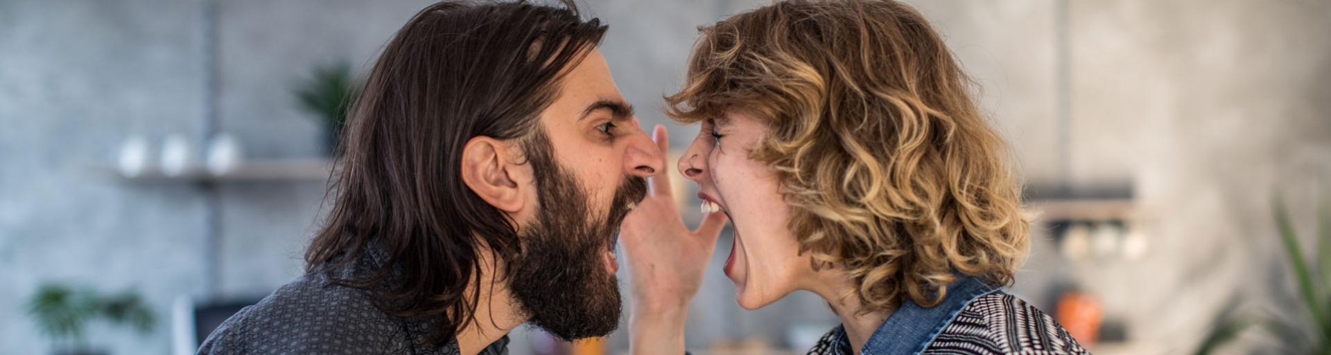 Man en vrouw die ruzie hebben in de keuken