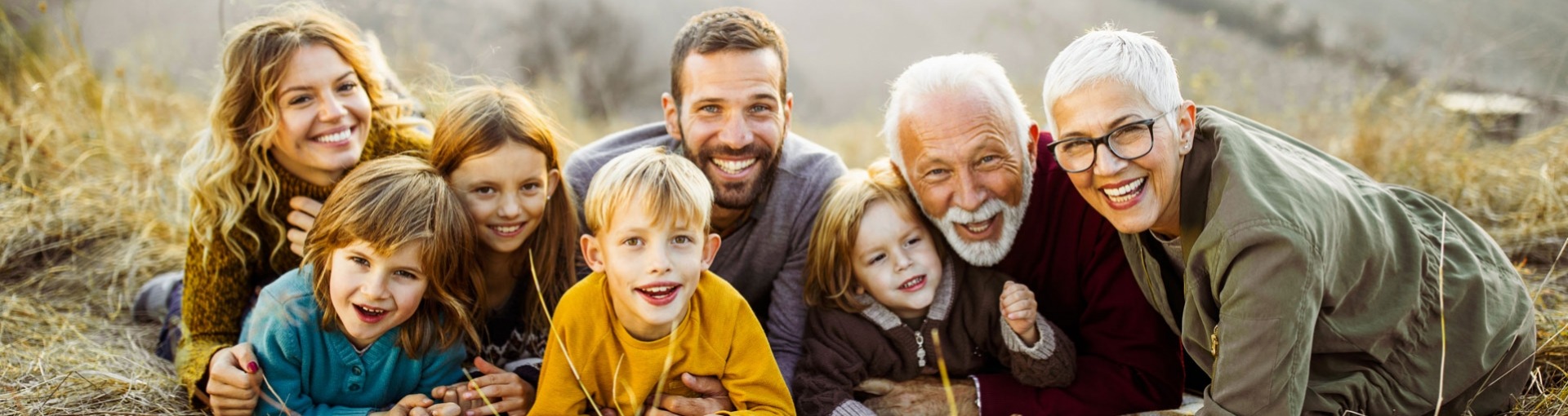 Gelukkig familie ontspannen op het veld